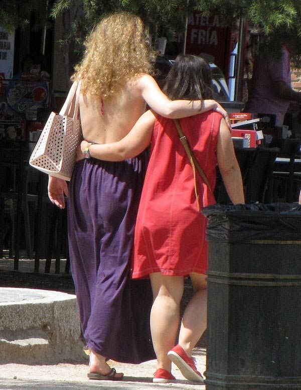 La actriz paseó con su madre y hermana por el Retiro después de hacer algunas gestiones