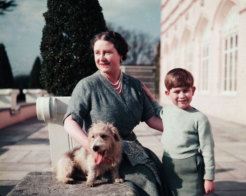 La reina Madre con su nieto, Carlos de Inglaterra