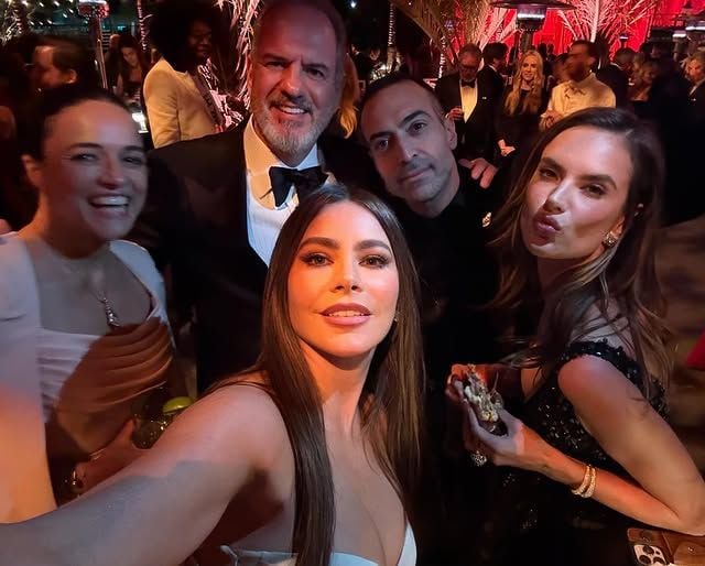 Sofía Vergara con más 'celebs' en la fiesta tras la 97a. entrega de los Premios Oscar