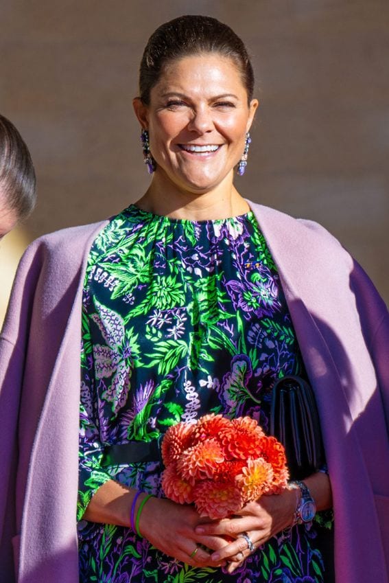 Máxima de Países Bajos y su vestido de mangas flamencas con capa en Suecia