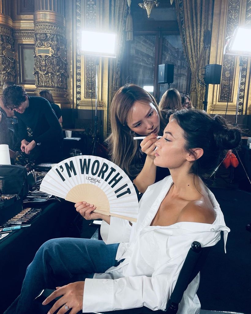 Pinar Deniz ha compartido imágenes con los preparativos en el backstage antes del desfile