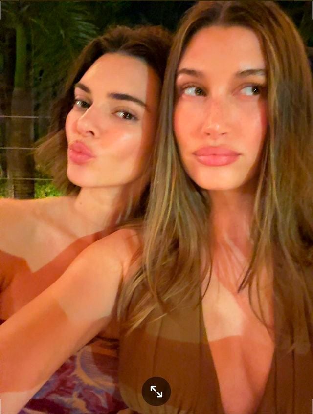 Kendall Jenner y Hailey Bieber en una boda en Costa Rica