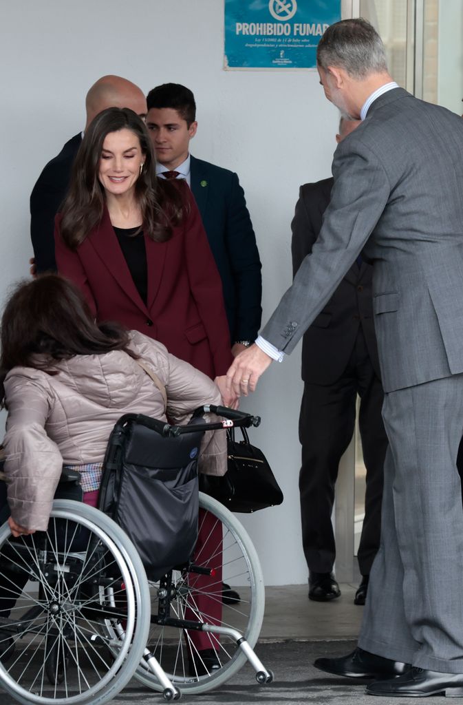   La reina Letizia con traje burdeos durante la visita al Hospital Nacional de Parapléjicos