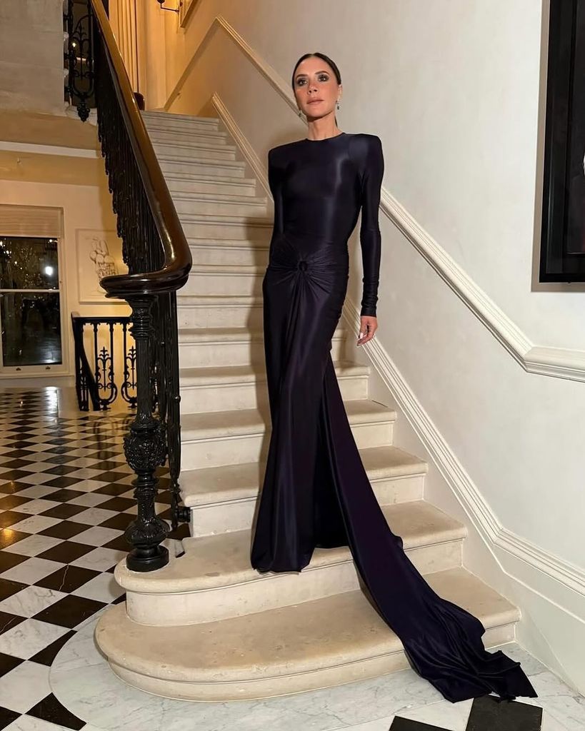 Victoria Beckham con vestido negro de invitada de su propia firma