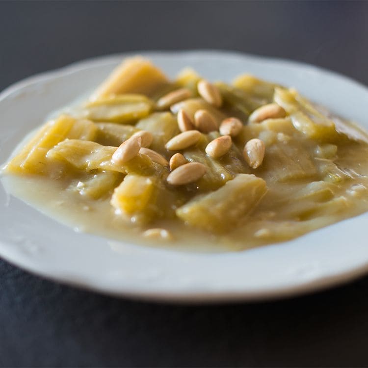 Zenital de otro plato de cardos con almendras enteras