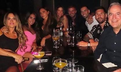 Leo Messi y Antonela Roccuzzo con amigos