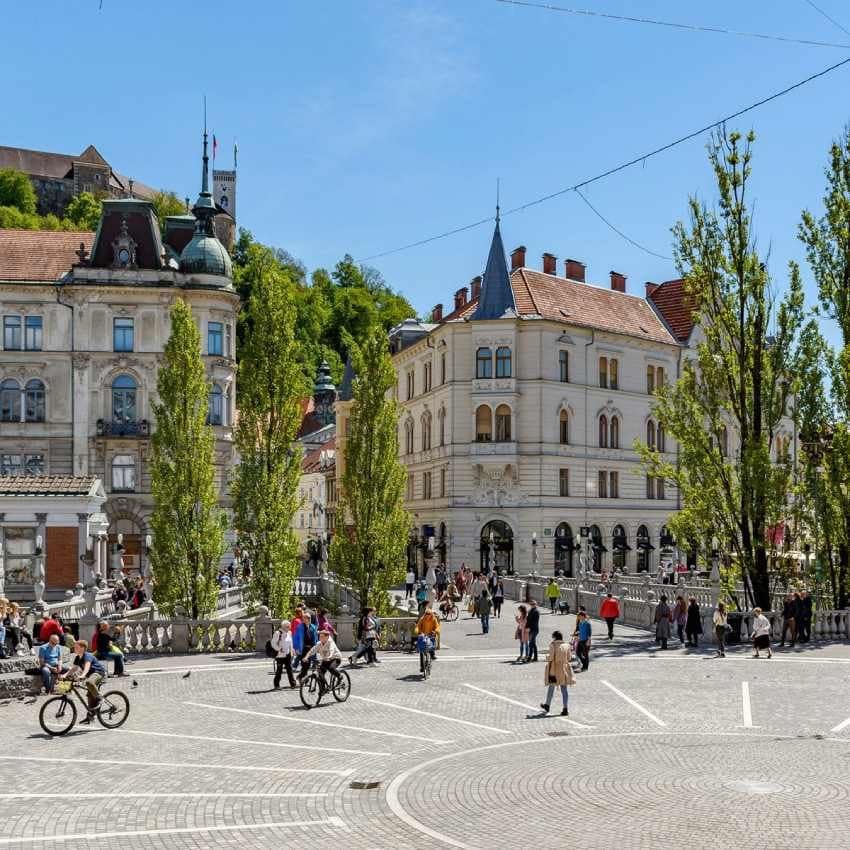 en bici por la ciudad de ljubljana eslovenia