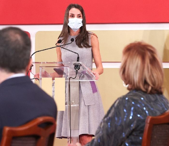 La reina Letizia dando un discurso