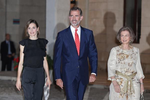 Los Reyes acompañados por doña Sofía recibieron a una cada vez más amplia representación de la sociedad balear
