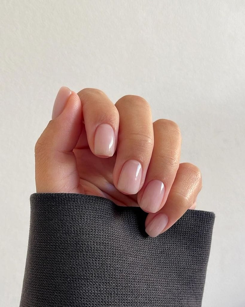 Mano de mujer con manicura natural 