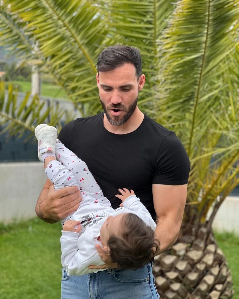 Saúl Craviotto con su hija pequeña