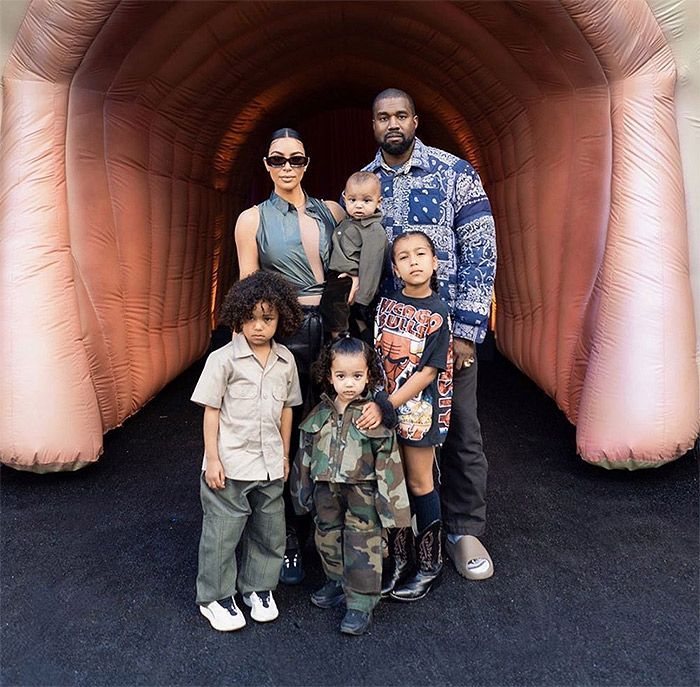 Kim Kardashian y Kanye West con sus hijos