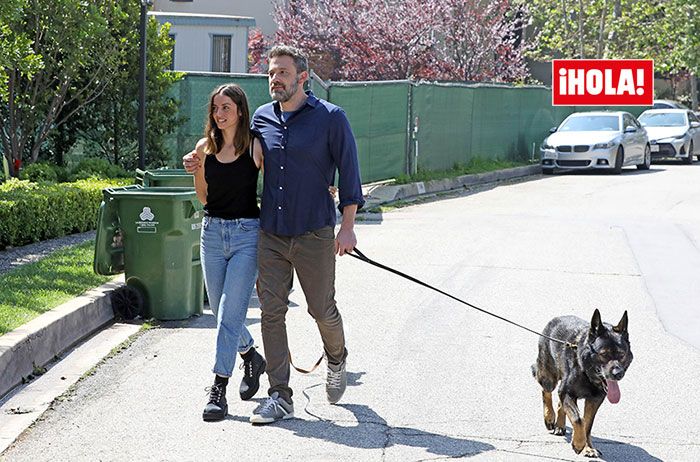 Ana de Armas y Ben Affleck pasen a sus perros en plena cuarentena