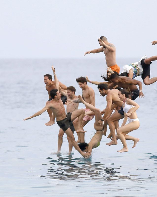 Juan Betancourt junto a un grupo de amigos en Ibiza