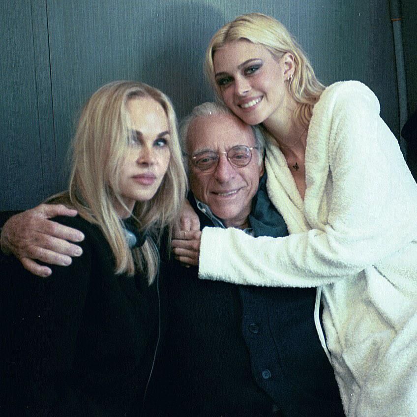 Nicola Peltz con sus padres