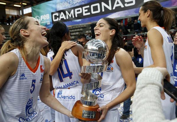 El Perfumerías Avenida doblegó al Conquero Huelva Wagen, por un ajustado 66-62, en la final de la Copa de la Reina, disputada por segundo año consecutivo en Torrejón de Ardoz, y conquistó por quinta vez en su historia el título con el que en 2005 inauguró su palmarés.En la foto, las jugadoras Marta Fernández (i) y Marta Xargay con el trofeo 