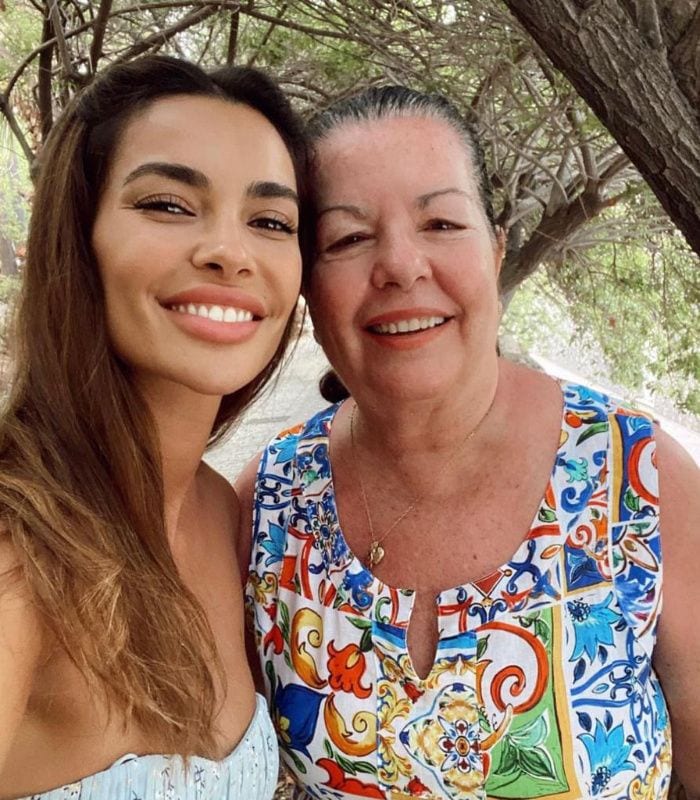 Joana Sanz junto a su madre