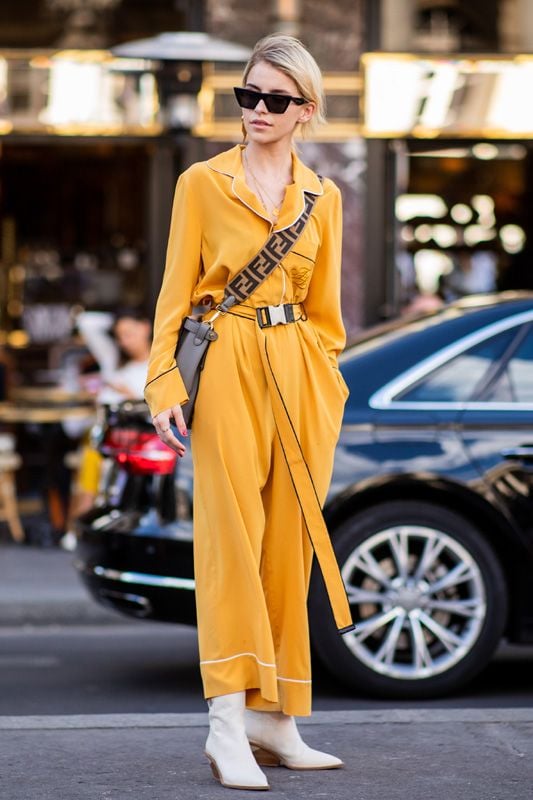 street style mono amarillo