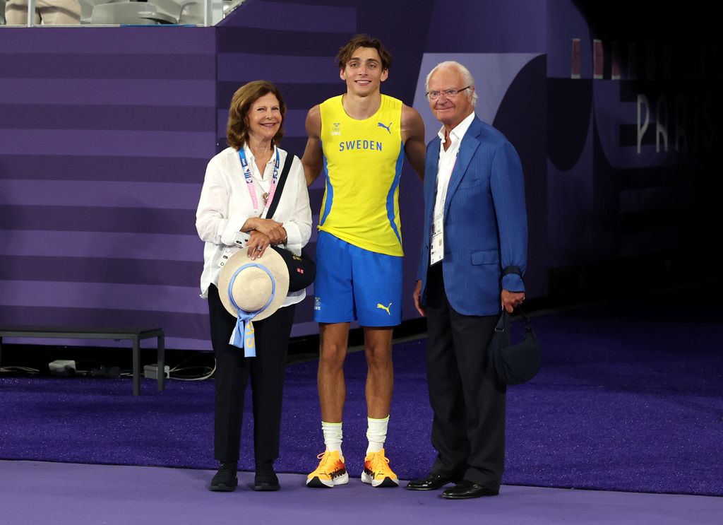 Armand Duplantis, Carlos Gustavo y Silvia de Suecia. Juegos Olímpicos París 2024