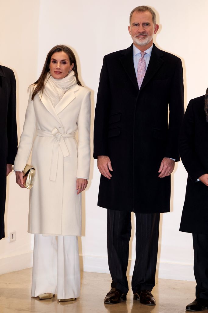 Reina Letizia abrigo blanco pantalón ancho