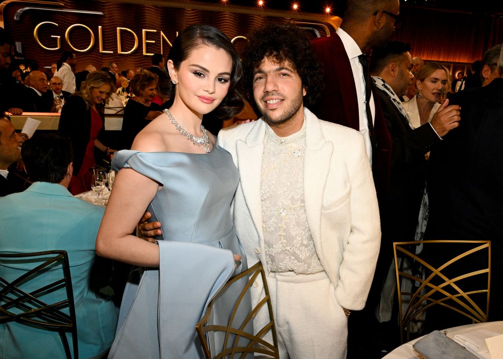 Selena posó junto a su prometido Benny Blanco dentro del recito con su elegante vestido Prada