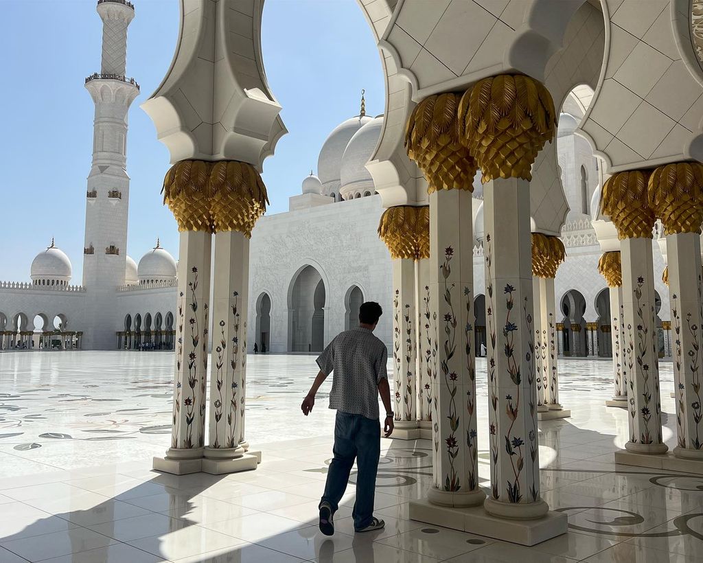 Gerard Piqué visitó la Mezquita Sheikh Zayed.