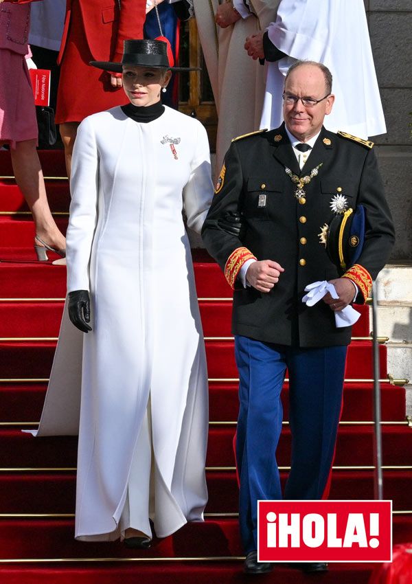 Charlene de Mónaco con vestido blanco con capa en el Día Nacional de Mónaco