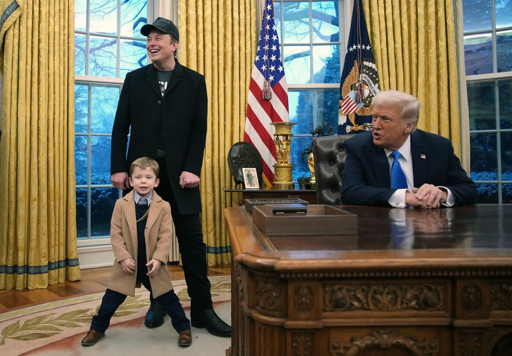 Elon Musk y su hijo X Æ A-12 en la Oficina Oval de la Casa Blanca junto al presidente Donald Trump