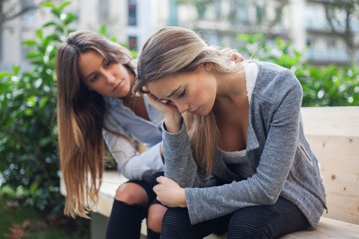 mujer triste con una amiga