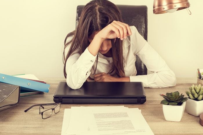 mujer agobiada en el trabajo