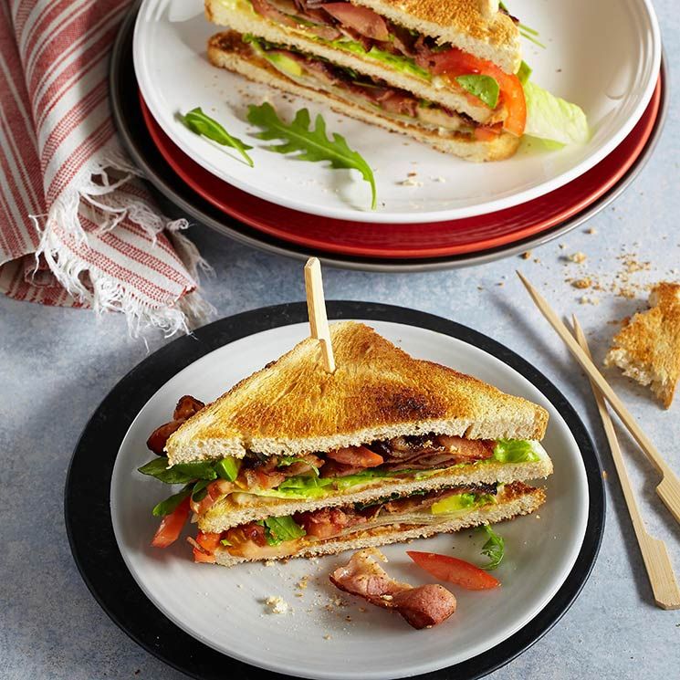 sandwich blt con bacon tomate lechuga y aguacate