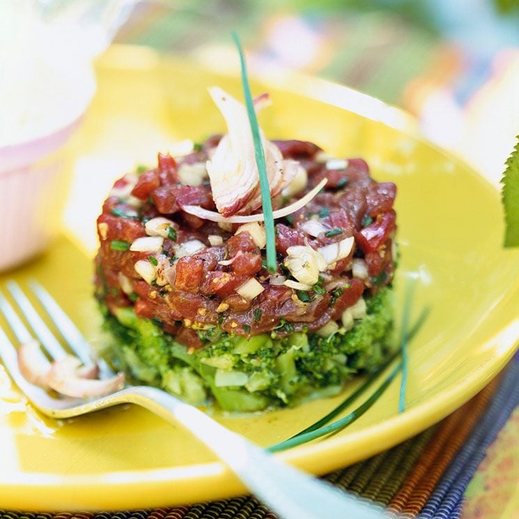 'Steak tartar' de carne, brócoli y aguacate