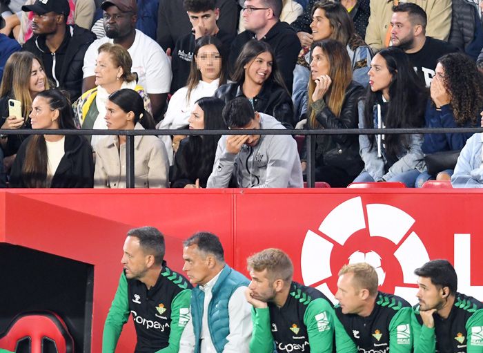 Joaquín Sánchez vive su último derbi con las mejores fans: su mujer y su hija