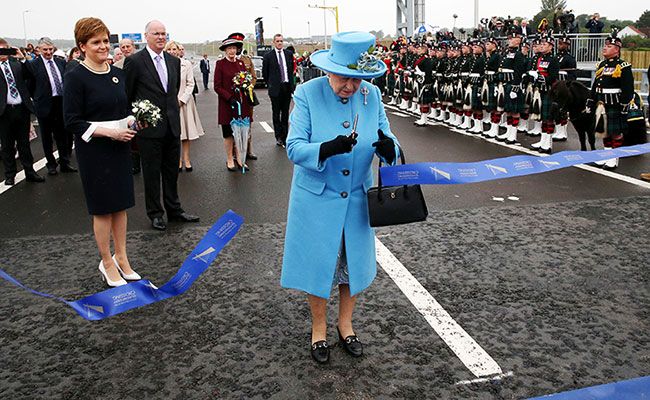 reina inglaterra inaugura puente