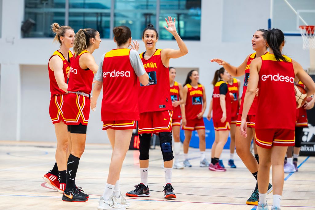 Alba Torrens con el equipo durante un entrenamiento