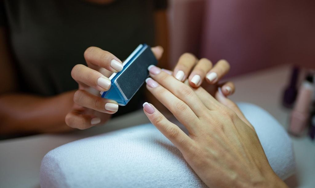 manicurista cuidado de las u as de una mujer