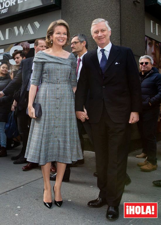 Matilde de Bélgica con vestido de cuadros