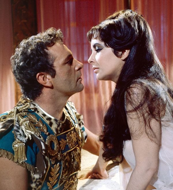 Elizabeth Taylor y Richard Bruton dieron vida en la gran pantalla a la pareja de amantes en la recordada película de 1963 'Cleopatra' 