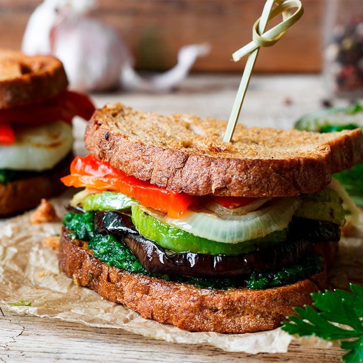 Sándwich de escalivada con calabacín y pesto