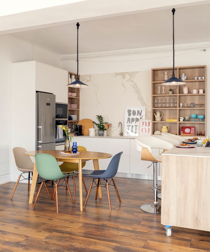 Cocina moderna con office con sillas de colores