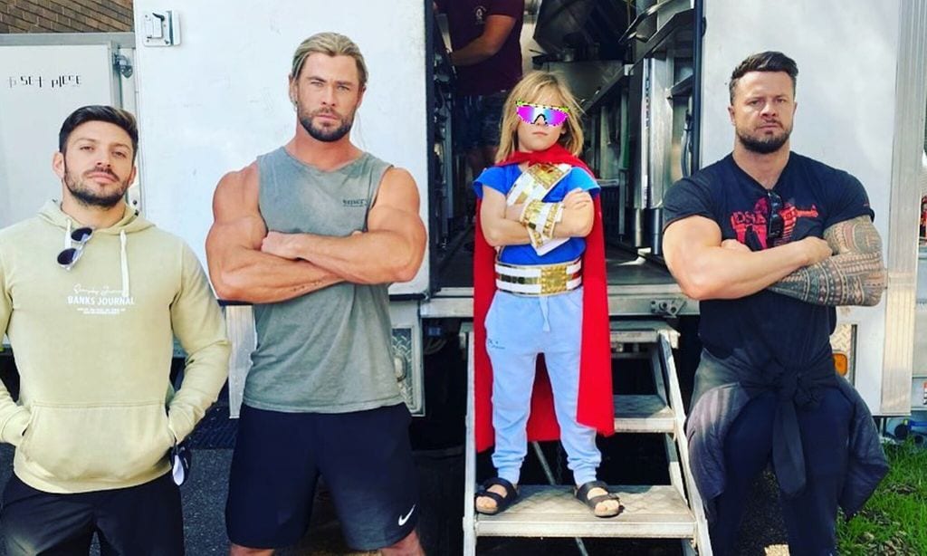 Chris Hemsworth y su hijo en el rodaje de Thor