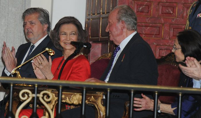 La presencia de don Juan Carlos y doña Sofía fue especialmente significativa para el rey Simeón, unido a ellos por una amistad que comenzó en la juventud y con los que comparte unos recuerdos que emocionaron a todos los presentes en el acto
