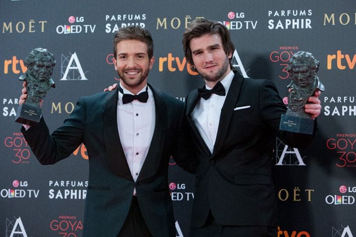 Los flamantes ganadores Lucas Vidal y Pablo Alborán, felices con sus Goya en la gran noche del cine español.
