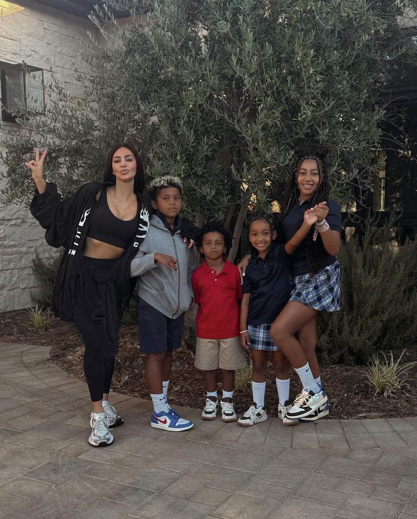 Kim Kardashian con sus cuatro hijos.