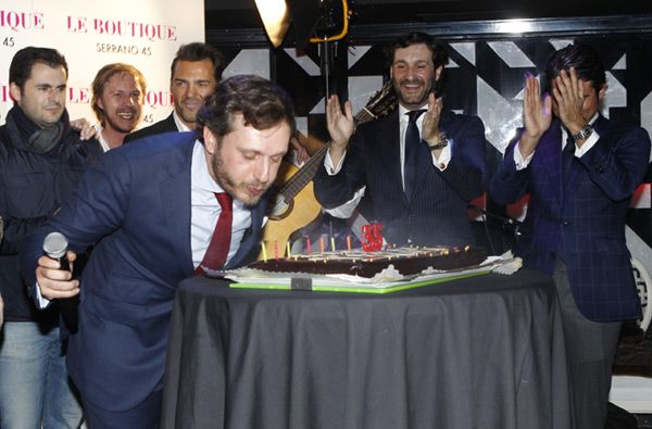 El protagonista de la noche soplando las velas de su tarta 