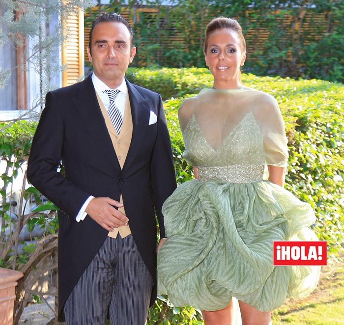 Rocío y Fidel vieron cómo sus invitados tampoco pudieron contener las lágrimas en algunos de los momentos más emotivos de la ceremonia (En la imagen, la pareja en el mes de julio de 2014 cuando asistieron a la boda de Carmen Borrego)
