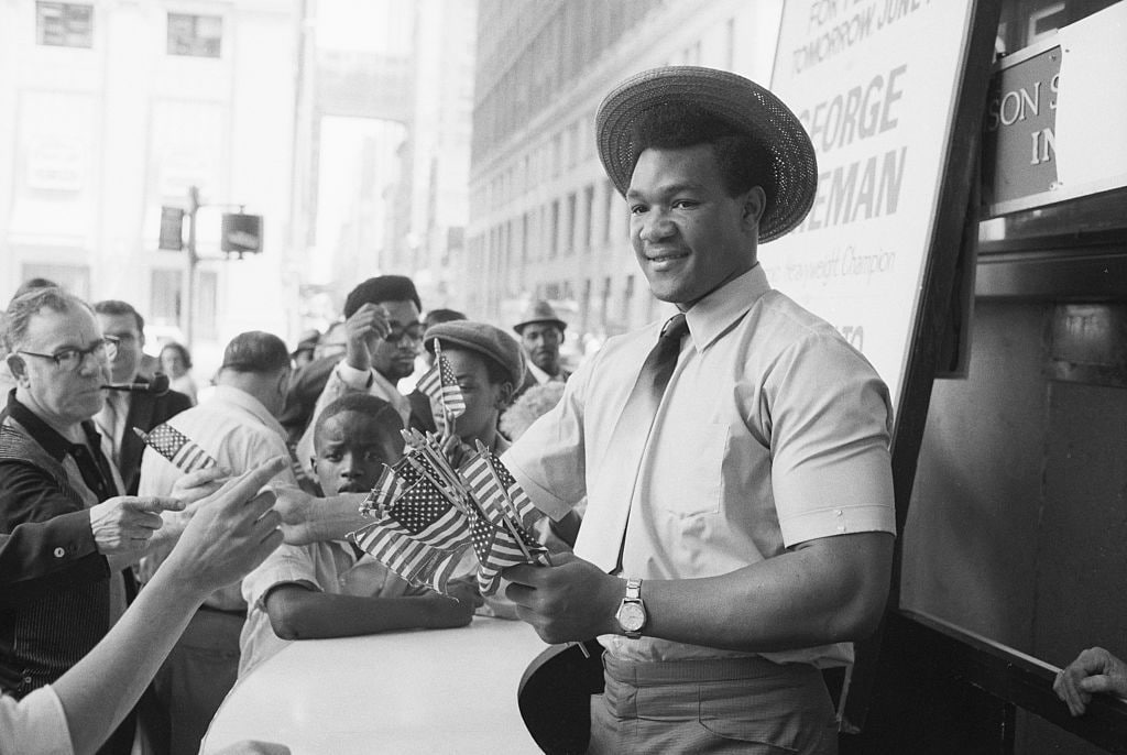 George Foreman tras ganar el oro olímpico en 1968