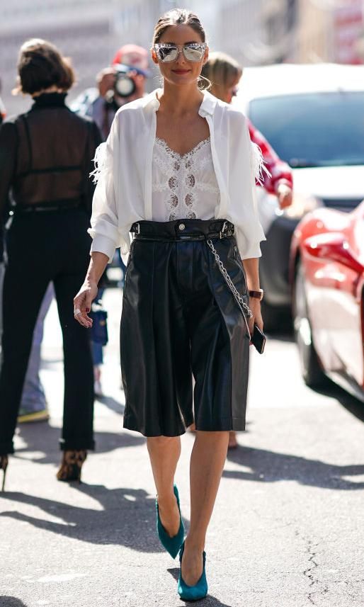 olivia palermo con camisa blanca y bermudas de cuero negro