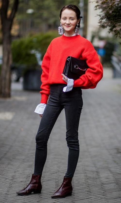 look de su ter tejido rojo y jeans pitillos negros