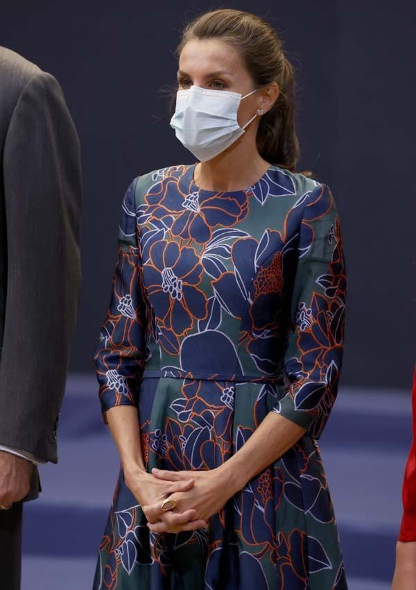 Reina Letizia con vestido de flores